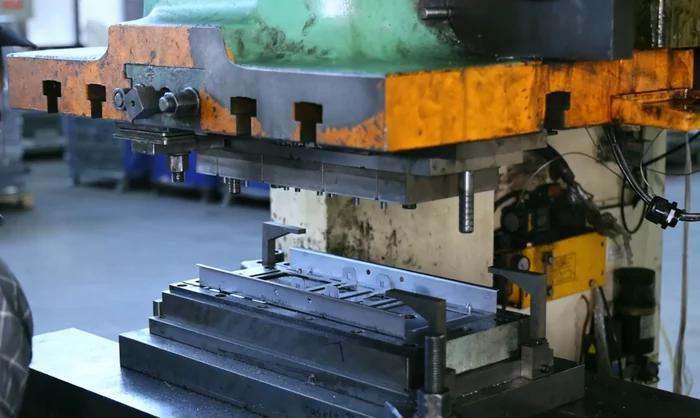 Metal stamping die used for formed components