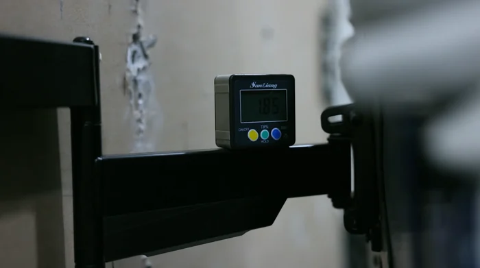 Testing equipment used for monitor-mount evaluation